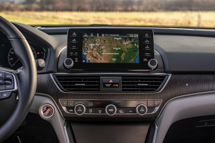 Детали интерьера Honda Accord Touring Hybrid 2017 года  (NA) (фото 161 из 170)